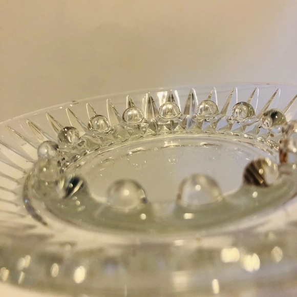 VINTAGE ROUND 6 INCH PRESSED GLASS ASHTRAY - CLEAR STARBURST PATTERN - 19 SLOTS - Picture 5 of 5